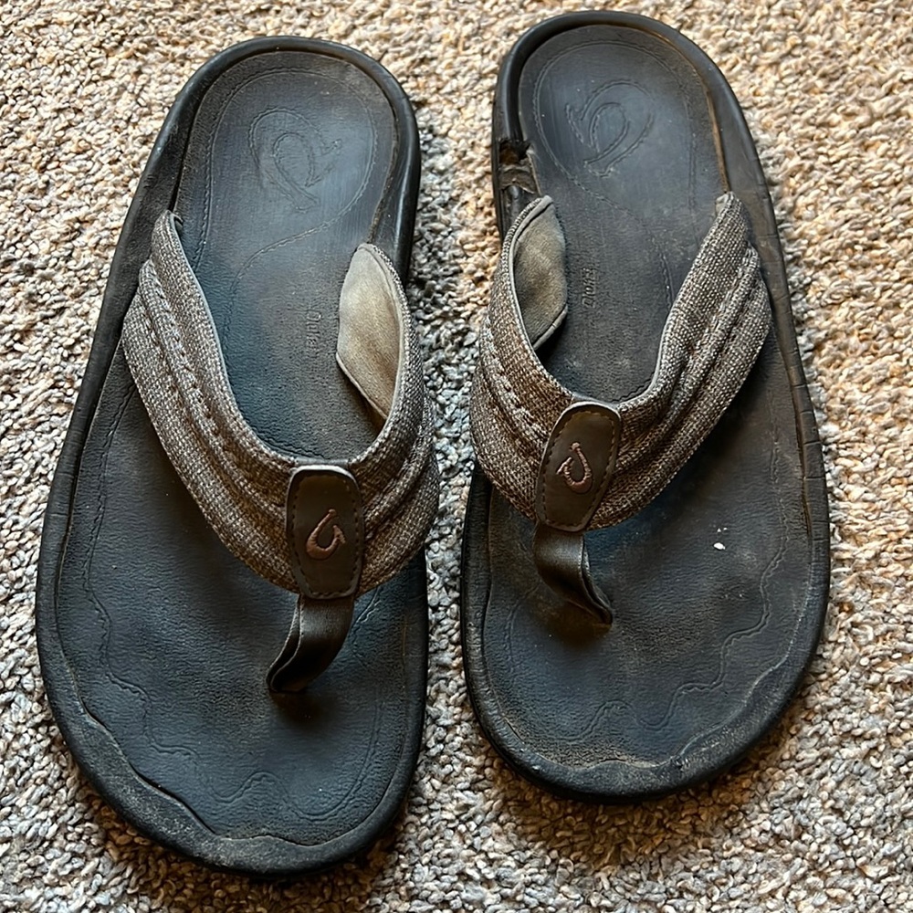 Size 10 Men’s Olukai sandals.